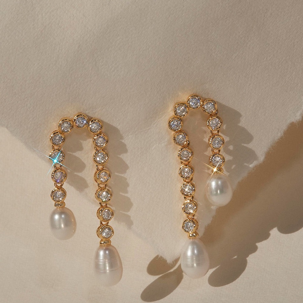 LUV AJ THE PAVE PEARL U STUDS